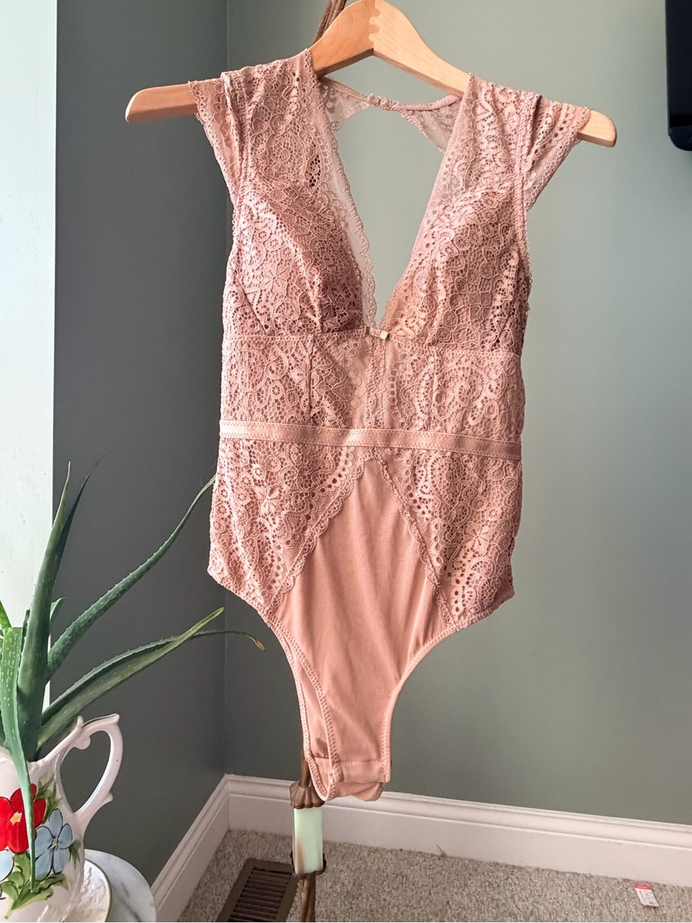 0024-Sophie B Mauve Lace Deep V Bodysuit Small